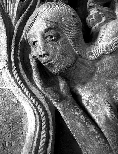 Haut-relief provenant de la cathédrale et représentant Eve, tête