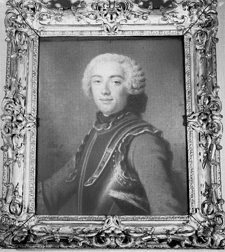 Portrait de M. de Clermont-Montoison, en pastel avec son cadre en bois sculpté