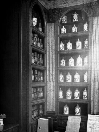 Boiseries et pots en faïence provenant de la pharmacie