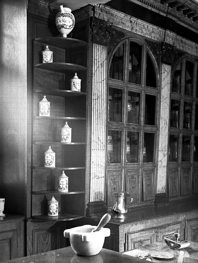 Boiseries et pots en faïence provenant de la pharmacie