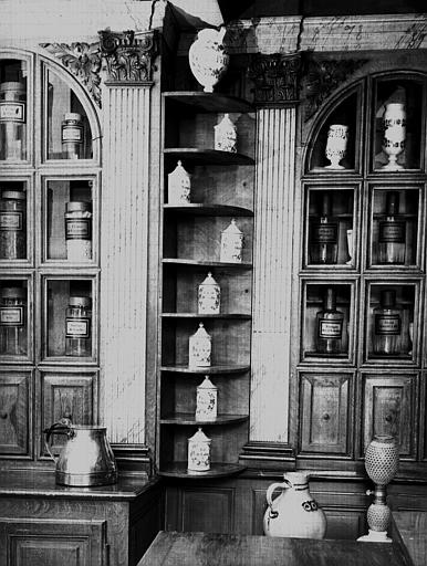 Boiseries et pots en faïence provenant de la pharmacie