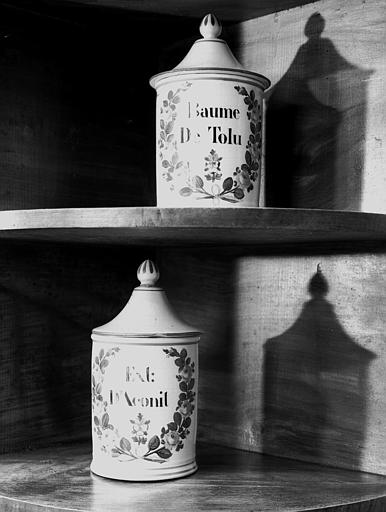 Pots en faïence provenant de la pharmacie