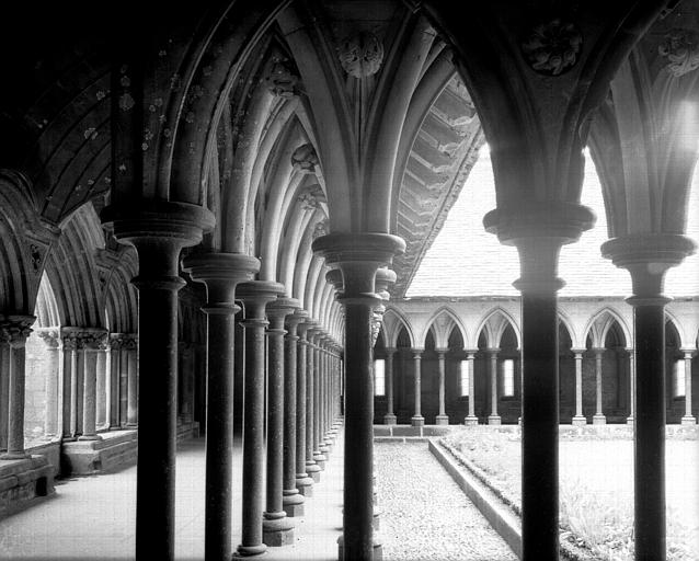 Cloître vu d'une des galeries