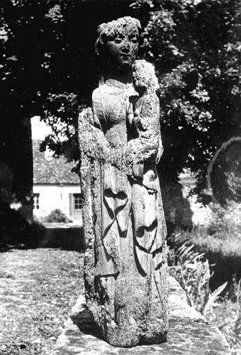 Statue très mutilée en pierre de la Vierge à l'Enfant