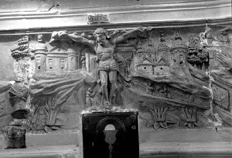 Retable du maître-autel, relief en pierre, Crucifixion (partie centrale)