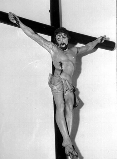 Statue en bois du Christ en Croix