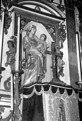 Retable en bois sculpté et peint