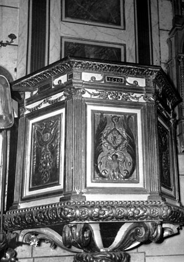 Chaire à prêcher en bois sculpté et peint