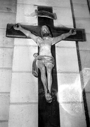 Statue en bois du Christ en Croix