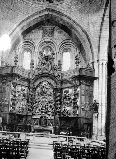 Retable en bois sculpté, provenant du choeur