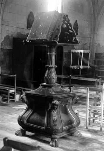 Lutrin en bois sculpté