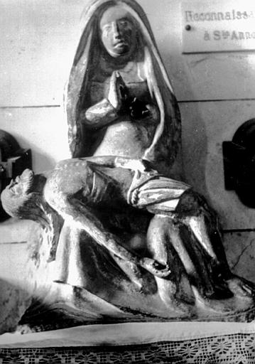 Groupe en pierre de la Vierge de Pitié