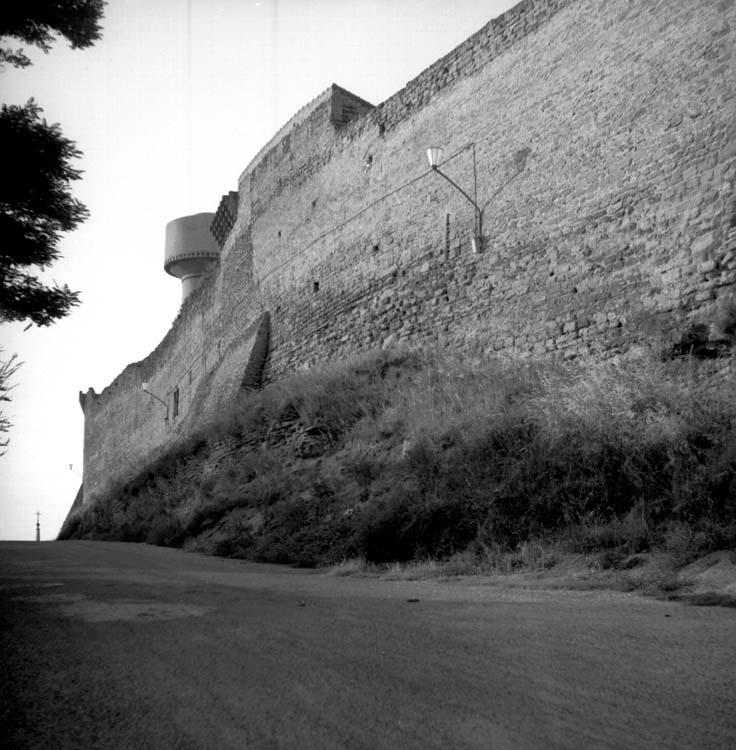 Remparts : château d'eau moderne avec maçonnerie à créneaux