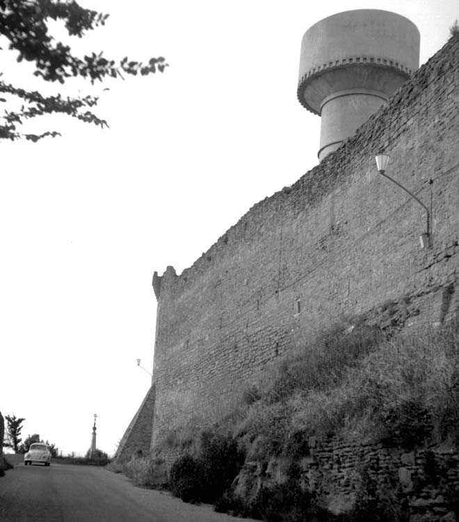 Remparts : château d'eau moderne avec maçonnerie à créneaux