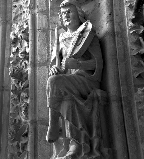 Roi musicien avec une viole, archivoltes côté nord du portail central de la façade ouest, 3ème figure du rouleau B