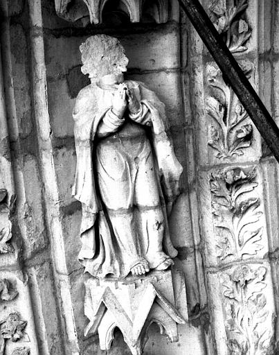 Saint en prière (face), archivoltes côté nord du portail central de la façade ouest, 5ème figure du rouleau D