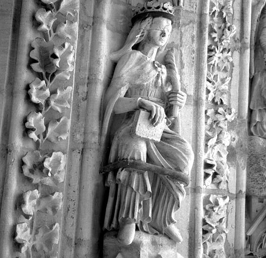 Reine ayant les yeux bandés avec une palme et un livre, archivoltes côté sud du portail central de la façade ouest, 7ème figure du rouleau B