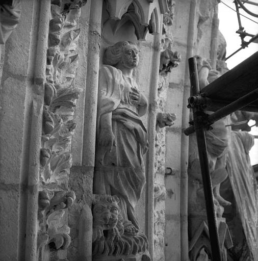 Sainte Blandine (trois-quarts), archivoltes côté sud du portail central de la façade ouest, 3ème figure du rouleau D