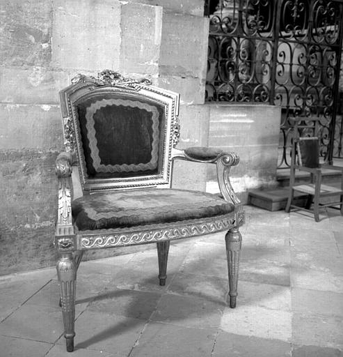 Fauteuil de célébrant en bois doré, face