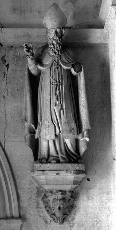 Statue en pierre d'un saint évêque