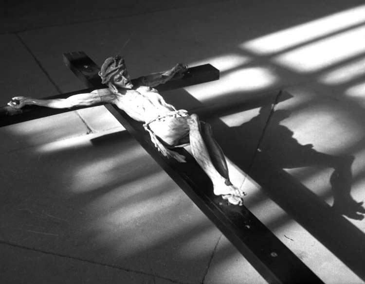 Christ en ivoire sur croix en bois - © Ministère de la Culture (France), Médiathèque du patrimoine et de la photographie, diffusion RMN-GP