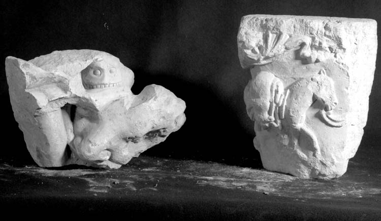 Fragments déposés, une tête et une base de colonne moulurée