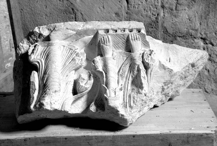 Fragments de bas-reliefs déposés