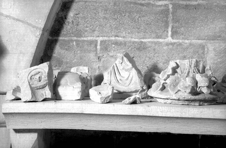 Fragment de sculpture représentant un groupe de personnages