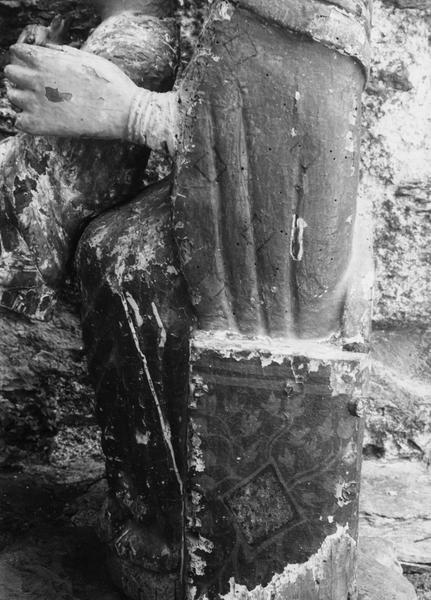 détail de la partie basse de la statue : Vierge à l'Enfant assise