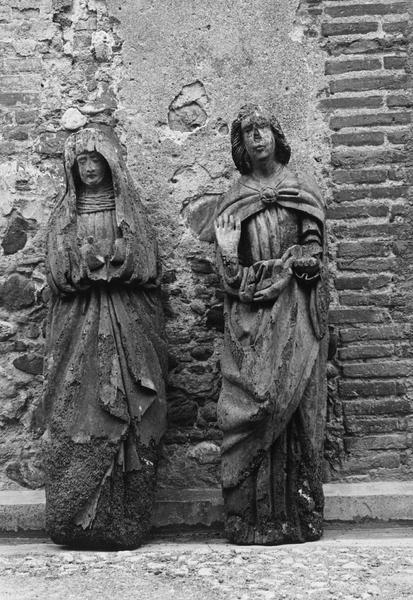 2 statues : Vierge.saint Jean