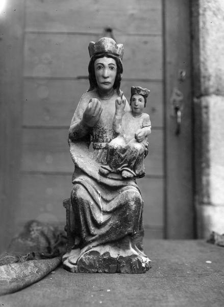 statue : Vierge à l'enfant assise