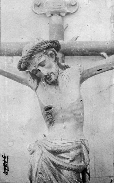 détail de la statue du Christ en croix