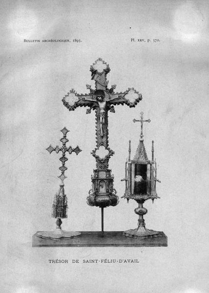 vue générale d'un reliquaire, d'une croix-reliquaire et d'une croix de procession