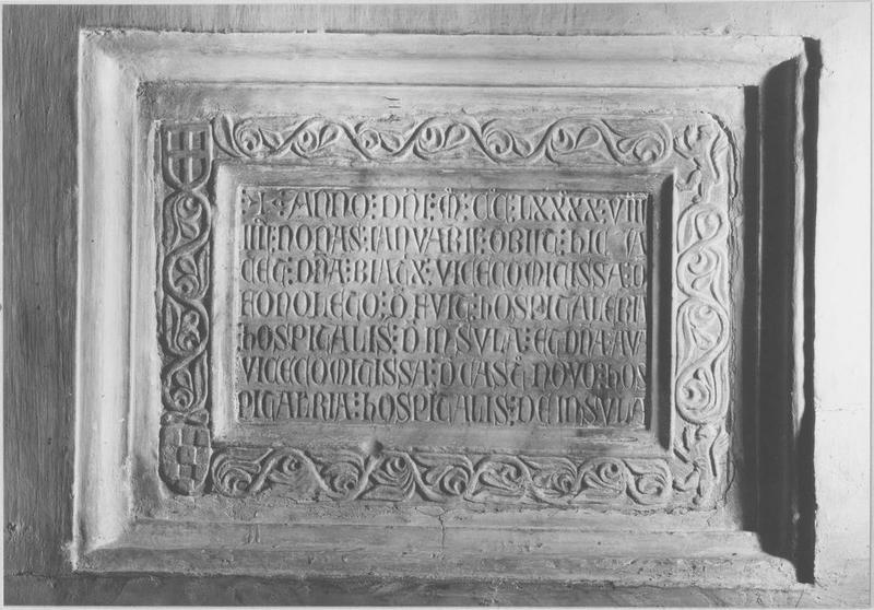 plaque funéraire de Béatrix, vicomtesse de Fenouillet, vue générale