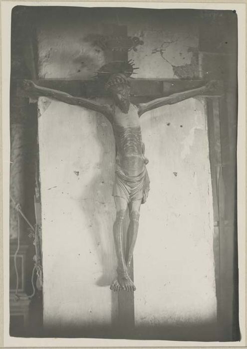 statue : Christ en croix