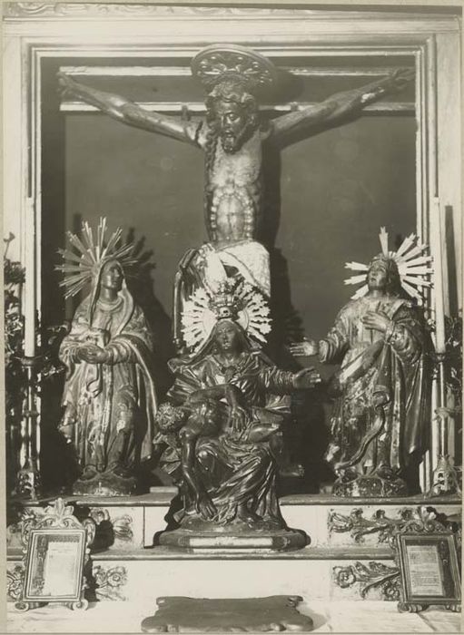 retable, 3 statues, groupe sculpté de la chapelle du Christ : Christ en croix, Vierge, saint Jean l'évangéliste, Vierge de Pitié