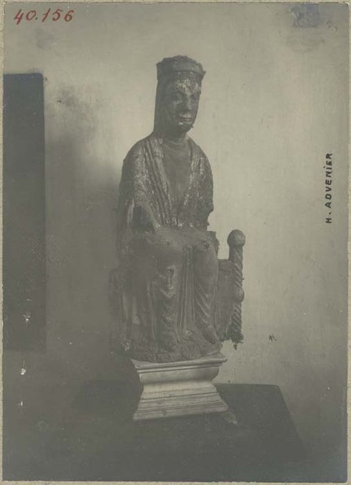 statue : Vierge à l'Enfant assise