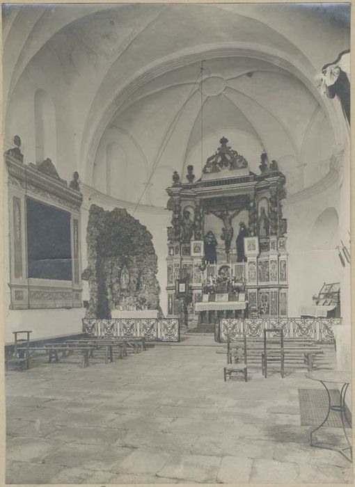 retable, statues : Christ en croix, Vierge, saint Jean - © Ministère de la Culture (France), Médiathèque du patrimoine et de la photographie, diffusion RMN-GP