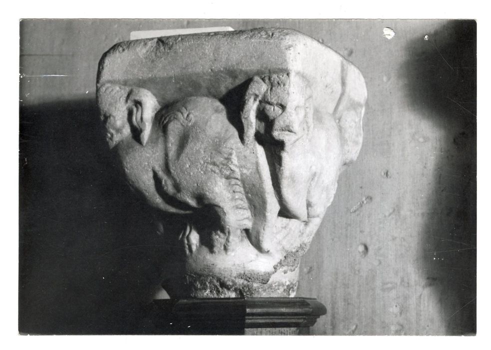 chapiteau sculpté à motif de chimères - © Ministère de la Culture (France), Médiathèque du patrimoine et de la photographie, diffusion GrandPalaisRmn Photo