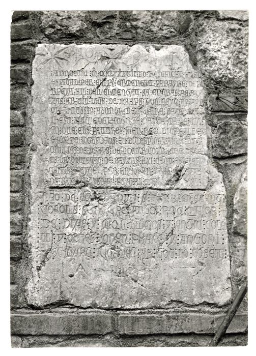 inscription commémorative de la fondation de l'hôpital 1337 (1583-1690)