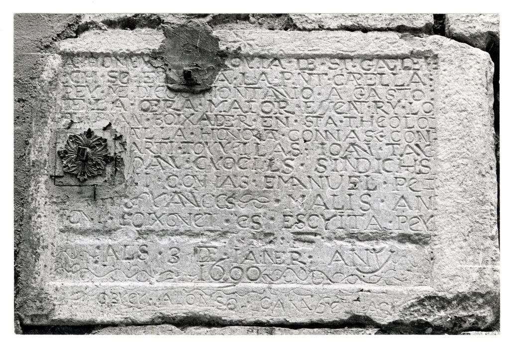inscription commémorant la construction de la Chapelle Saint Gaudérique - © Ministère de la Culture (France), Médiathèque du patrimoine et de la photographie, diffusion GrandPalaisRmn Photo