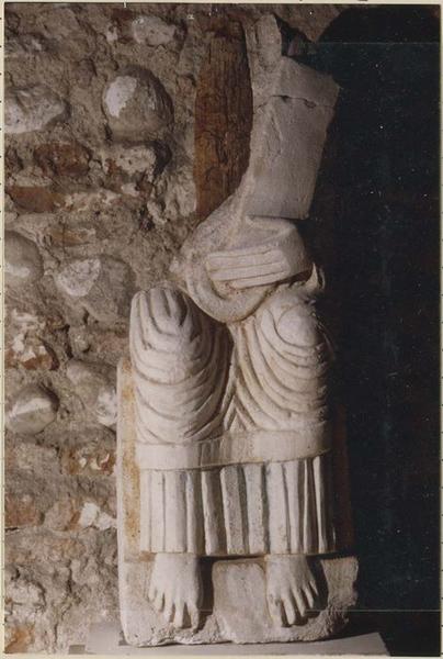 statue (fragment) : Christ assis tenant un livre (?), vue générale - © Ministère de la Culture (France), Médiathèque du patrimoine et de la photographie, diffusion RMN-GP