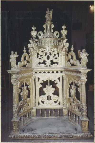 chaise et dais de procession sans la statue, vue générale