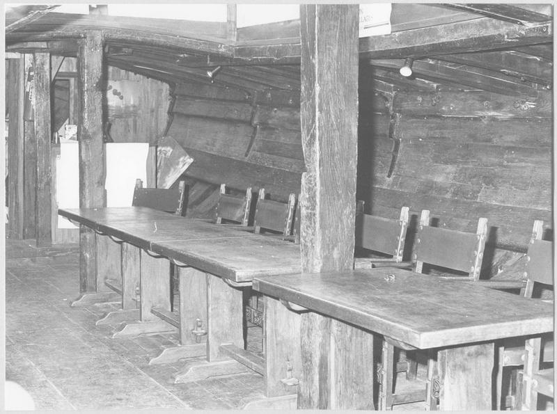 bateau de charge (paillebot, goélette) dit Principat de Catalunya, banquettes d'intérieur, détail