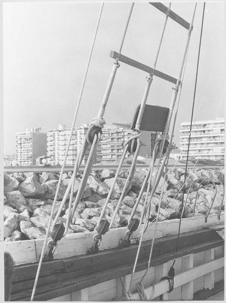 bateau de charge (paillebot, goélette) dit Principat de Catalunya, vue des cordages, détail