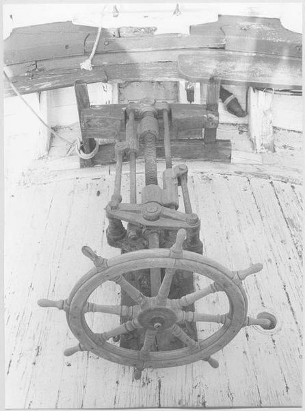 bateau de charge (paillebot, goélette) dit Principat de Catalunya, vue du gouvernail, détail
