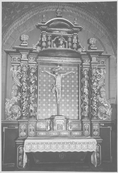 retable, tabernacle, statue du Christ : Christ en croix, vue générale