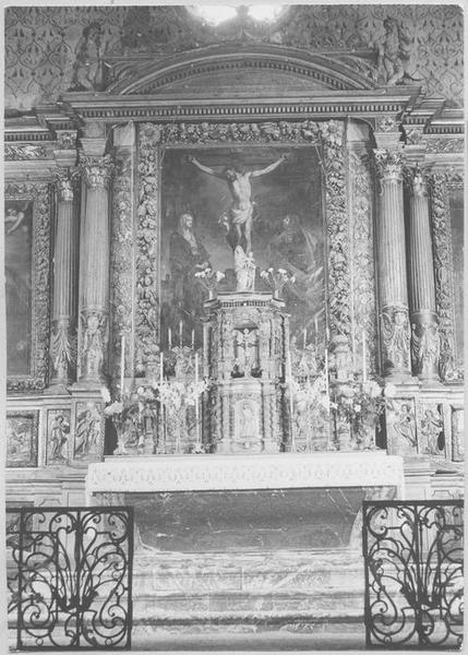 retable du maître-autel, tabernacle, autel, colonnes cannelées, tableau de la crucifixion, détail