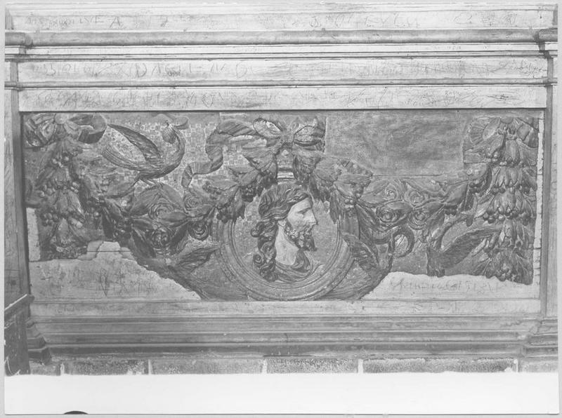 retable du maître-autel, bas relief représentant Jésus dans un médaillon flanqué de guirlandes de fleurs, détail