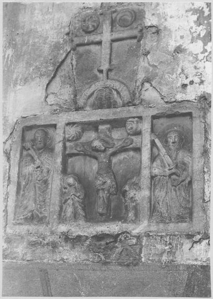 bas-relief : croix, la Crucifixion, saint Pierre, saint Paul, vue générale - © Ministère de la Culture (France), Médiathèque du patrimoine et de la photographie, diffusion RMN-GP